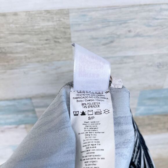 Zumba Capri Leggings Gray Black Print Mid Rise Dance Workout Gym Womens Small - Picture 7 of 7